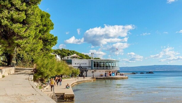 Un edificio frente al agua con un letrero que dice "BACVICE" y una vista despejada del mar.