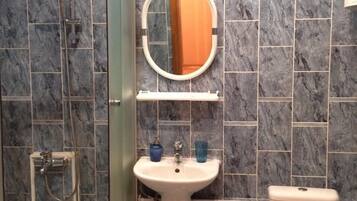 Apartment | Badezimmer | Dusche, kostenlose Toilettenartikel, Haartrockner, Handtücher