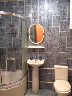 Apartment | Badezimmer | Dusche, kostenlose Toilettenartikel, Haartrockner, Handtücher