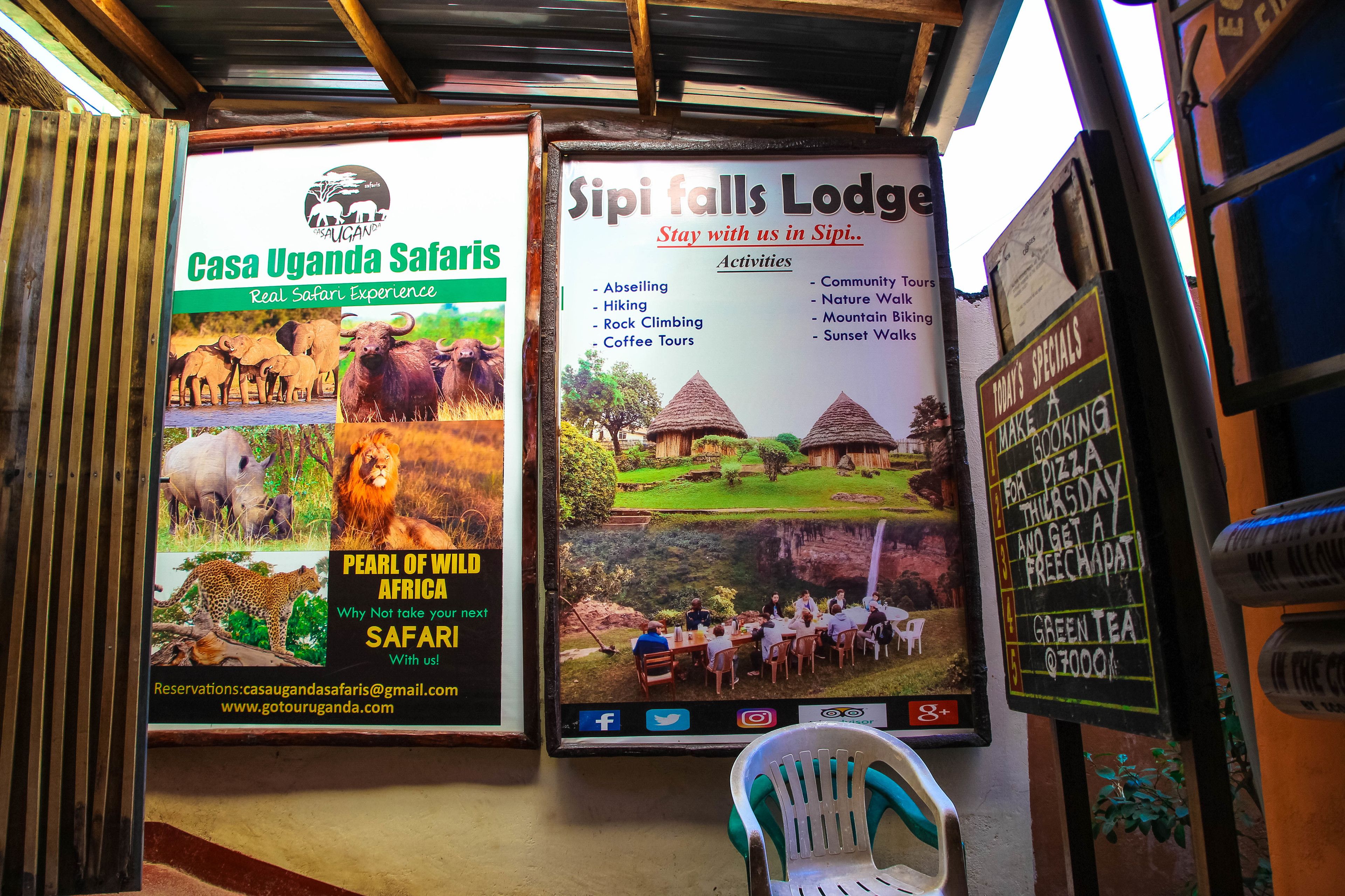 Zwei Poster, die Casa Uganda Safaris und das Sipi Falls Lodge bewerben und Aktivitäten wie Abseilen, Wandern und Kaffeetouren hervorheben.