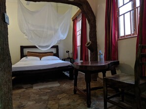 Escritorio, wifi gratis y ropa de cama