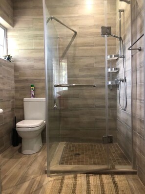 Deluxe Room, Garden View | Bathroom | Shower, hair dryer, slippers, towels - Levon's Bed & Breakfast (Harare)