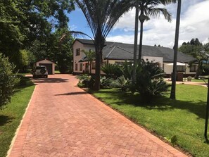 Property grounds - Levon's Bed & Breakfast (Harare)