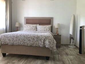 Classic Room, Garden View | Down comforters, blackout drapes, iron/ironing board, free WiFi - Levon's Bed & Breakfast (Harare)