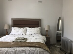 Classic Room, Garden View | Down duvets, blackout curtains, iron/ironing board, free WiFi - Levon's Bed & Breakfast (Harare)