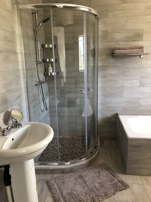 Habitación clásica, vistas al jardín | Baño | Ducha, secador de pelo, zapatillas y toallas