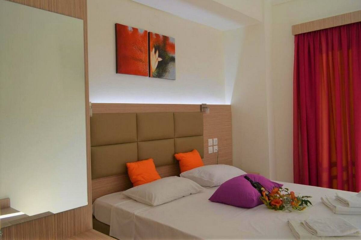 Tabla de planchar con plancha y ropa de cama
