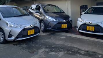 Tres coches estacionados en fila, cada uno con una matrícula visible.