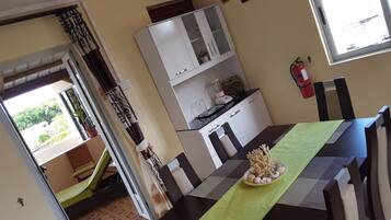 Apartment, 1 Bedroom, River View | In-room dining
