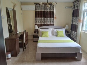 Apartment, 1 Bedroom, River View | 1 bedroom, Select Comfort beds, in-room safe, individually furnished - Riverside Holiday Home (Grand River South East)