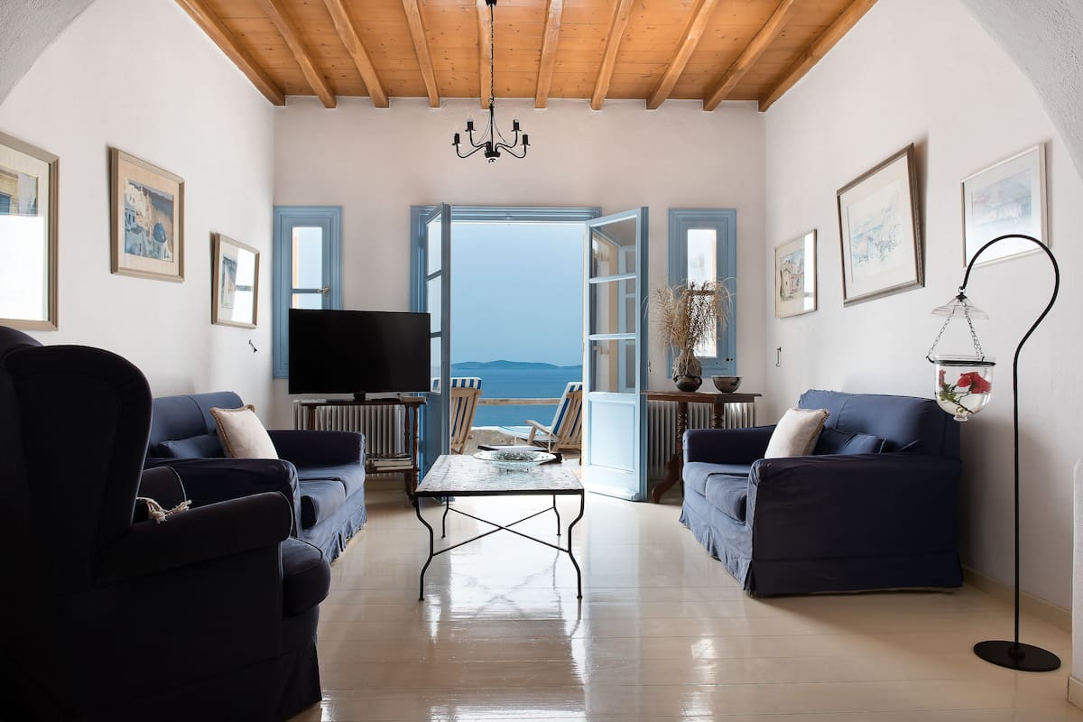 Villa, 5 habitaciones (Anastasia) | Zona de estar | Una televisión de pantalla plana, películas de pago