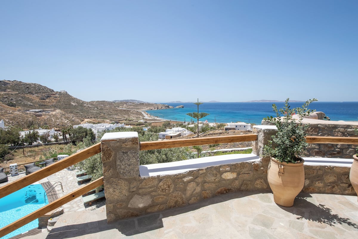 1 Bedroom Open Plan Suite with Sea View | Balkongutsikt