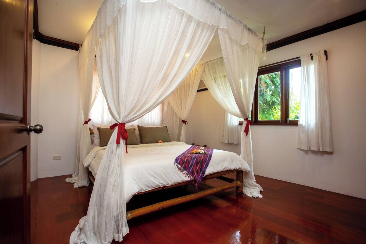 Traditional Bungalow | Soundproofing, bed sheets