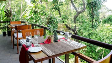 Daily cooked-to-order breakfast (PHP 500 per person)