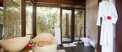 Garden Villa | Badezimmer | Kostenlose Toilettenartikel, Haartrockner, Hausschuhe, Seife