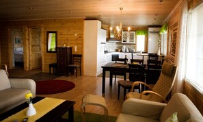 Familievilla, utsikt mot bukt | Oppholdsområde | TV, peis, DVD-spiller og oppvarmet gulv