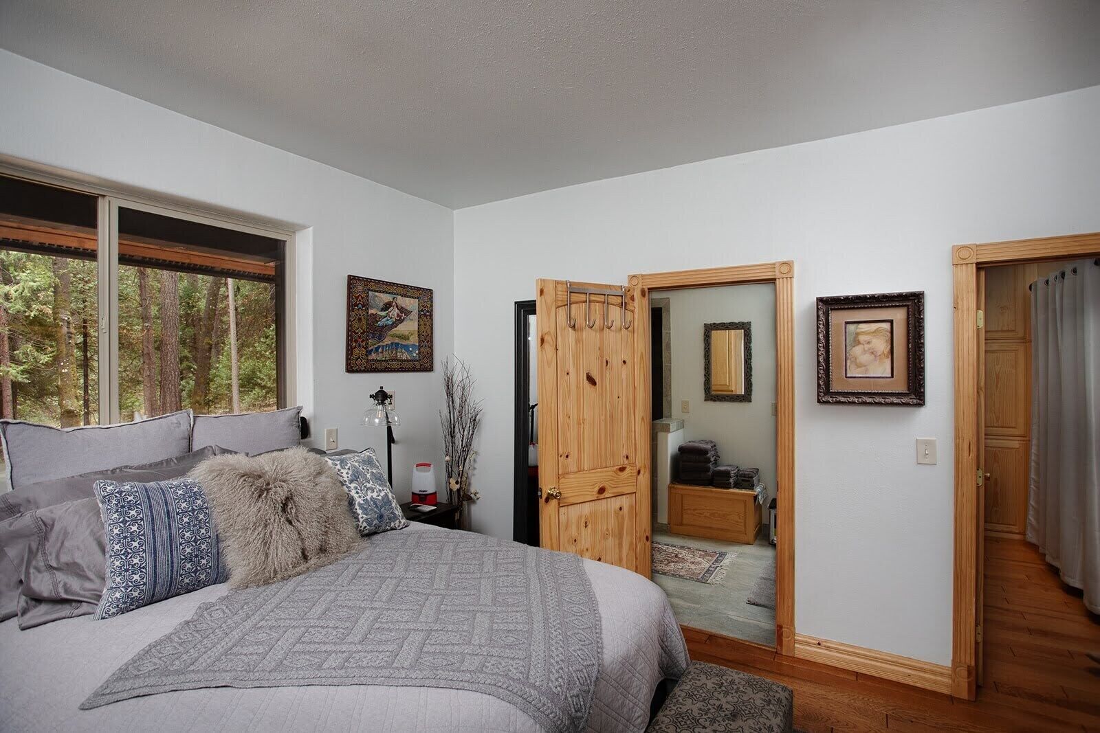 Charming, cozy cabin on 150 private acres! Beautifully appointed, pet-friendly!