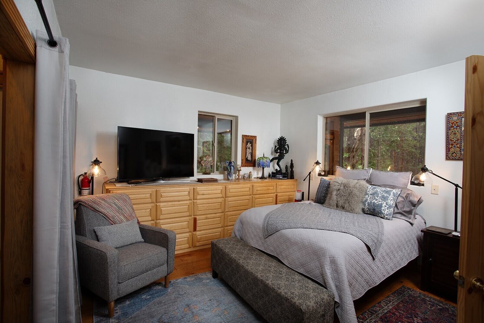 Charming, cozy cabin on 150 private acres! Beautifully appointed, pet-friendly!