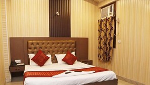 Hypo-allergenic bedding available, down comforters, desk - Runway Hotel (New Delhi)