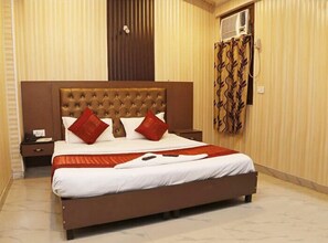 Hypo-allergenic bedding, down duvets, desk, iron/ironing board - Runway Hotel (New Delhi)