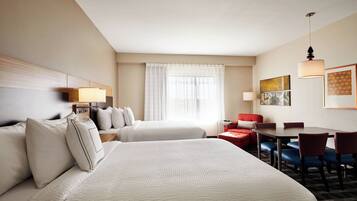 Escritorio, espacio para trabajar con laptop y cortinas blackout