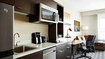 Estudio, 1 cama King size y sofá cama | Cocina privada | Refrigerador con congelador, microondas y parrilla de estufa