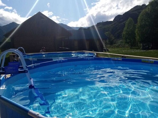 2 piscines extérieures, chaises longues