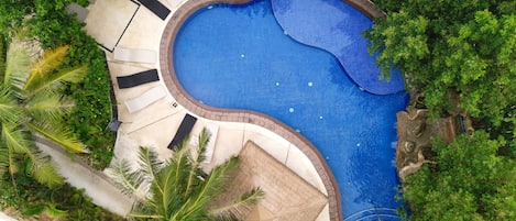 2 piscines extérieures, cabanons gratuits, chaises longues