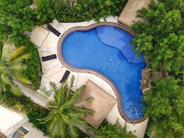 2 piscinas al aire libre, camas de piscina gratis