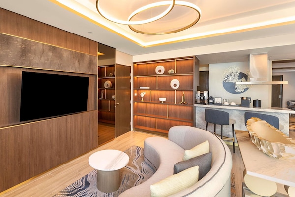 Hypo-allergenic bedding, minibar, in-room safe, desk