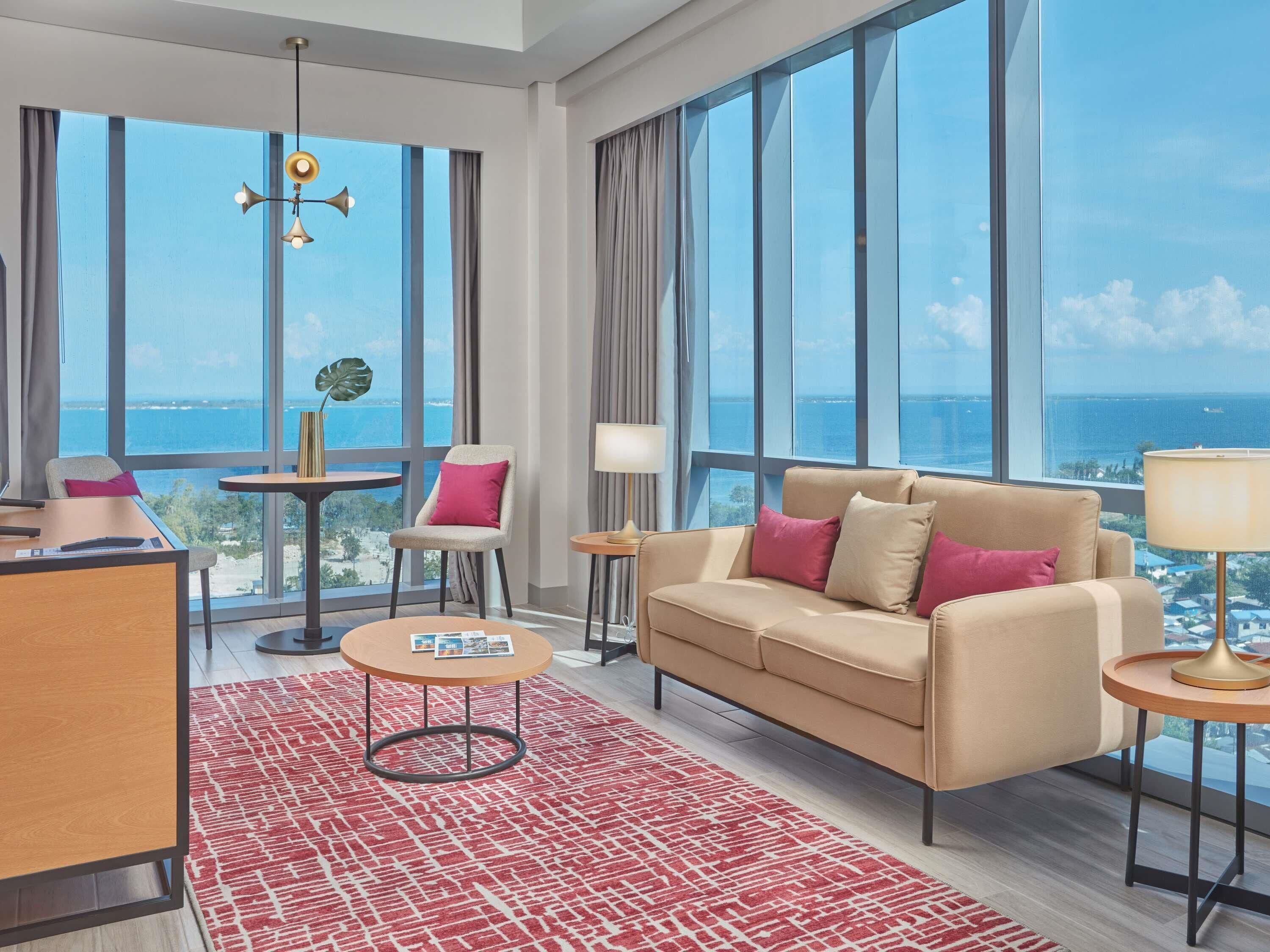 Hypo-allergenic bedding, minibar, in-room safe, desk