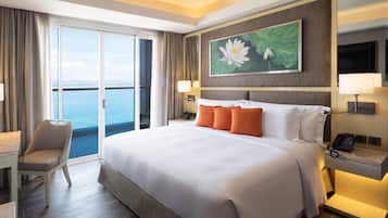 Seprai antialergi, minibar, brankas, dan meja kerja