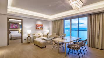 Seprai antialergi, minibar, brankas, dan meja kerja