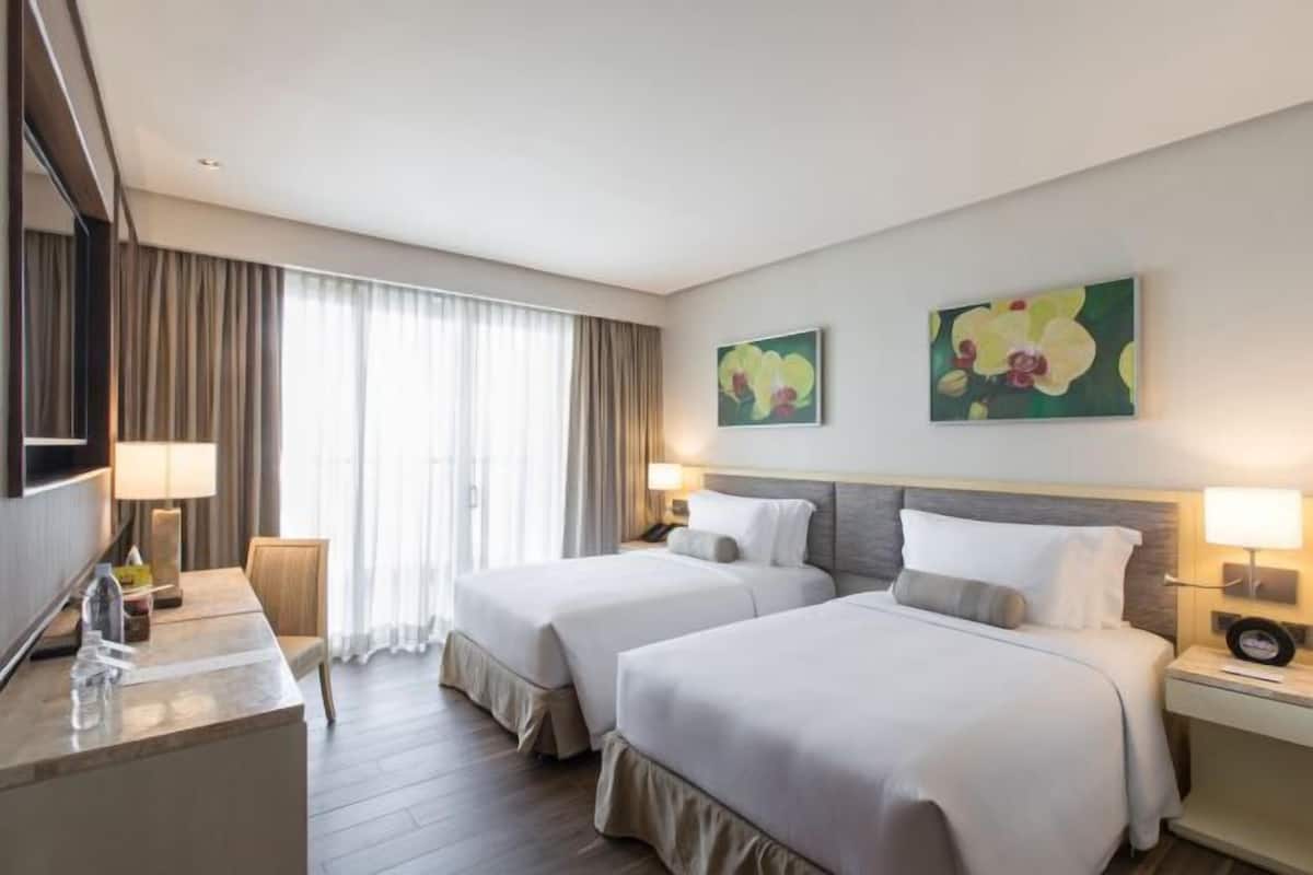 1 bedroom, hypo-allergenic bedding, minibar, in-room safe