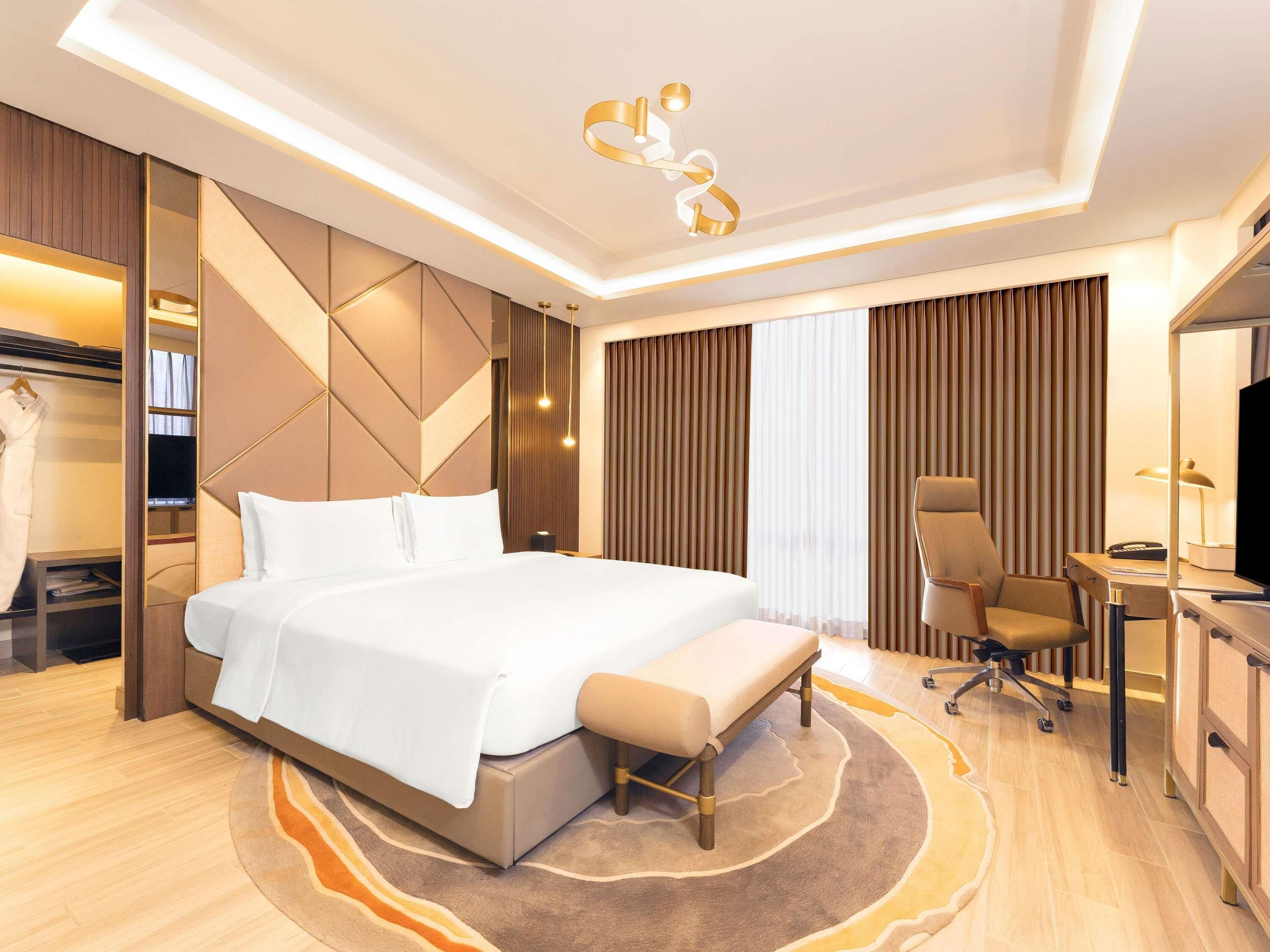 Hypo-allergenic bedding, minibar, in-room safe, desk