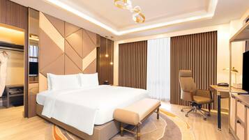 Hypo-allergenic bedding, minibar, in-room safe, desk