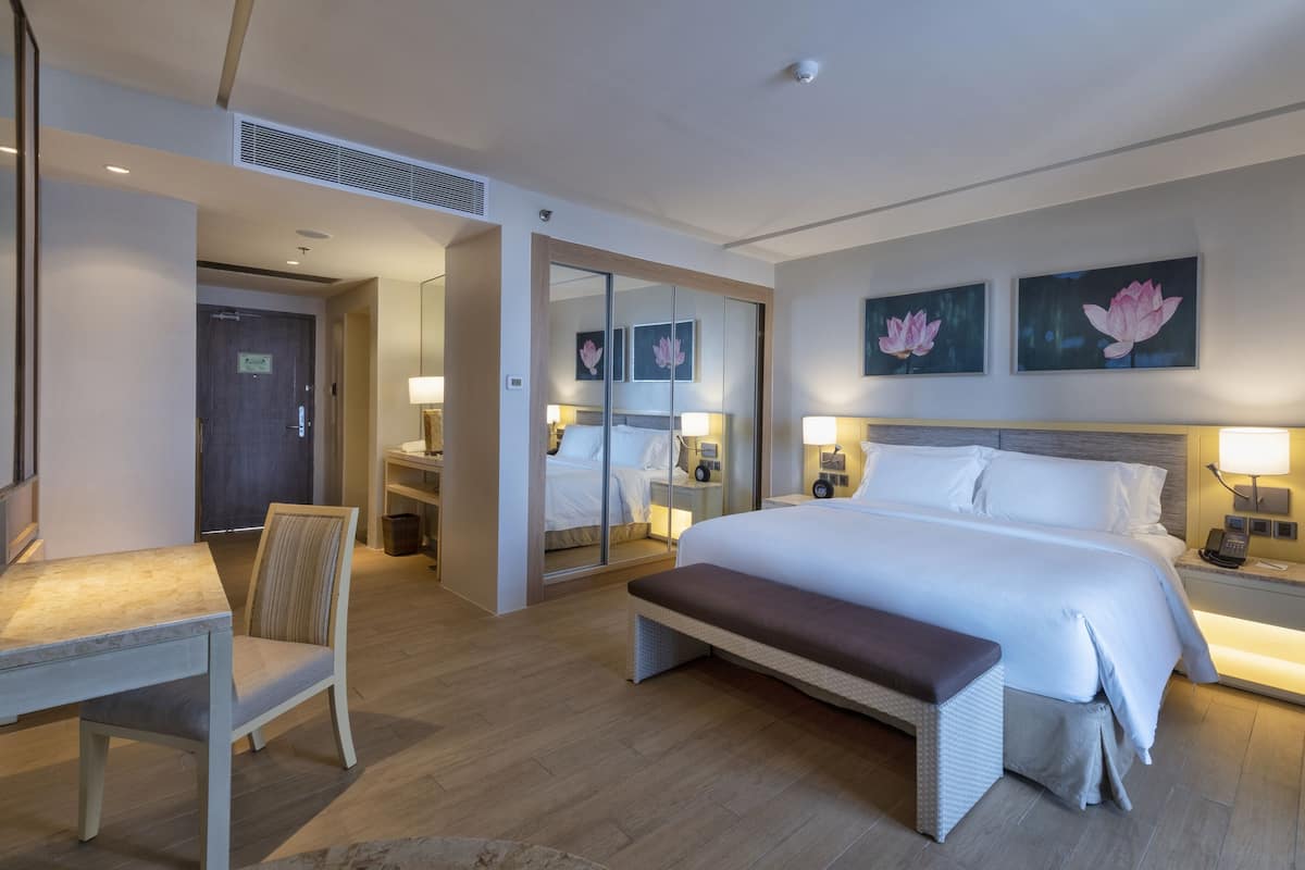 1 bedroom, hypo-allergenic bedding, minibar, in-room safe