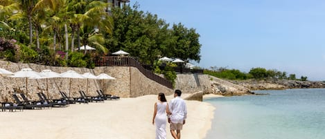 En la playa, arena blanca, camas de playa gratis, sombrillas