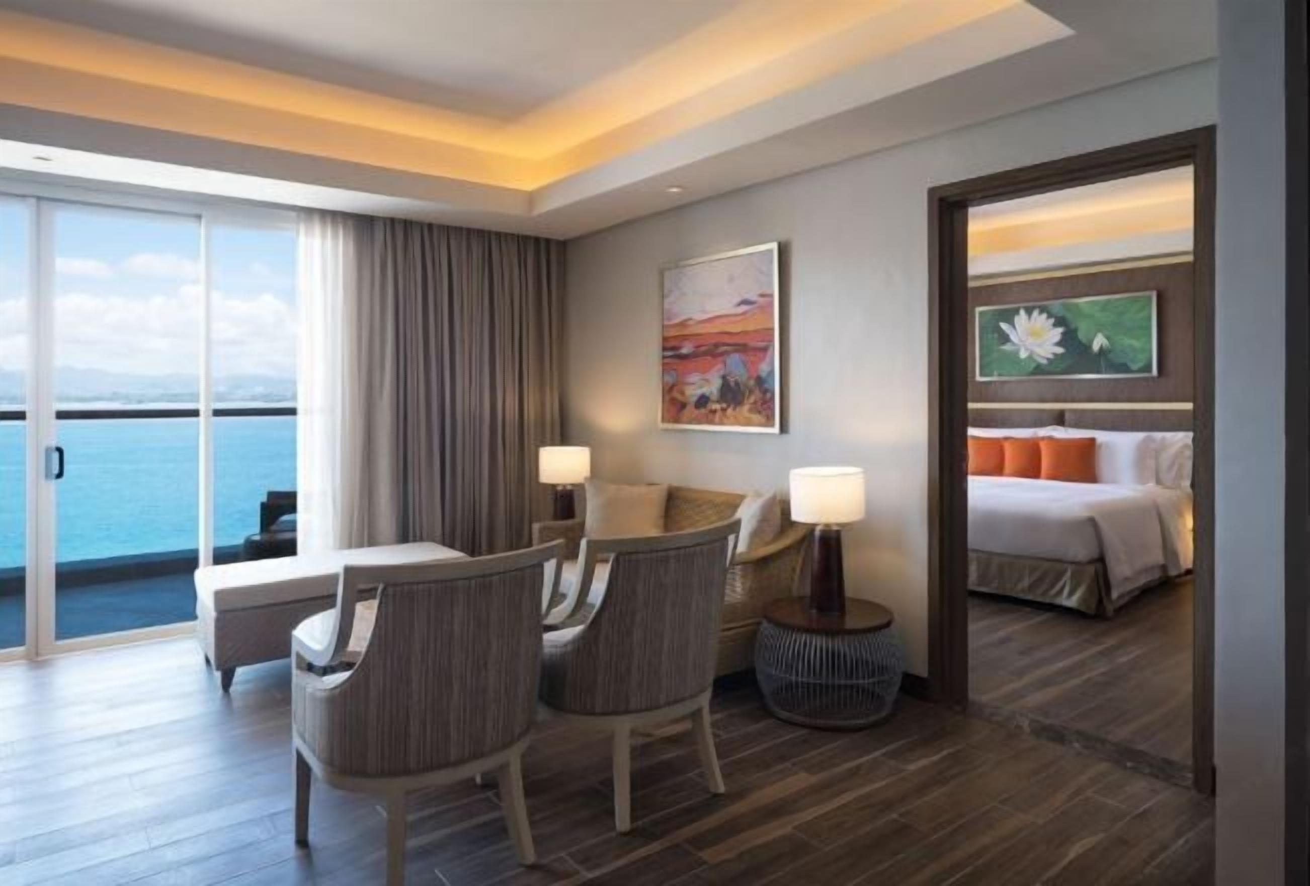 Hypo-allergenic bedding, minibar, in-room safe, desk