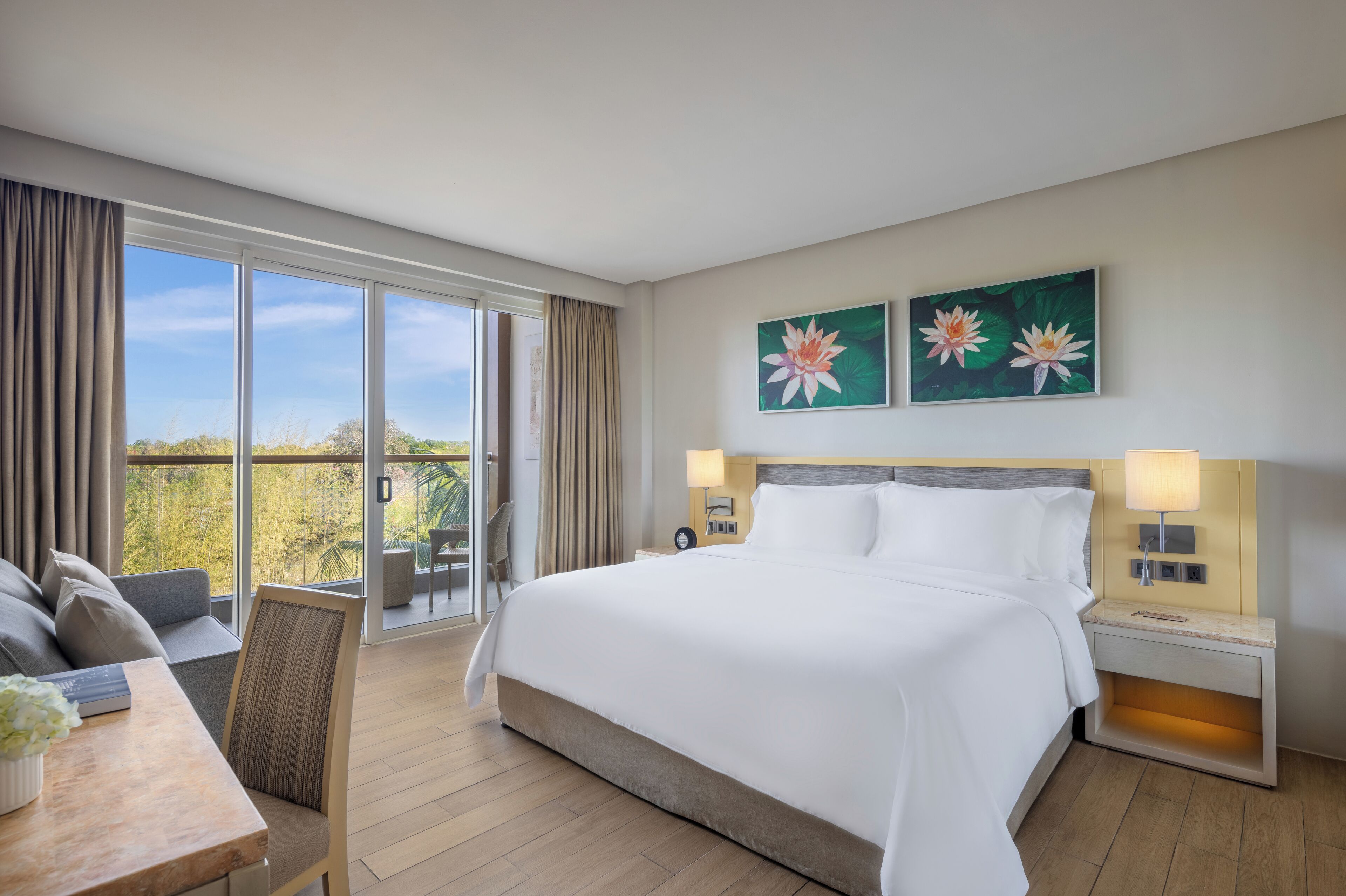 Rom – club, 1 kingsize-seng (Superior) | Allergitestet sengetøy, minibar, safe på rommet og skrivebord