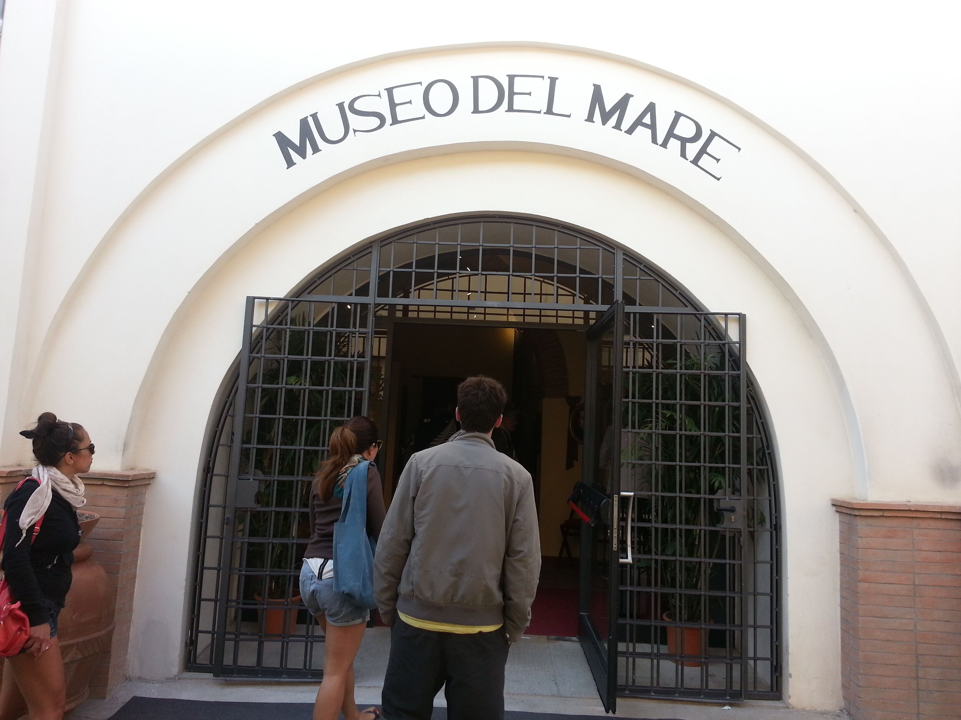 La entrada al Museo del Mare, con un portón de metal y un cartel arriba.