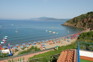 Na praia, areia preta, prática de mergulho autônomo