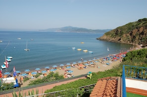 Na praia, areia preta, prática de mergulho autônomo