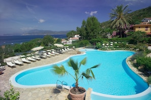 Piscine extérieure (ouverte en saison), parasols de plage