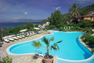 Piscina externa sazonal, funciona das 10h às 19h, guarda-sóis