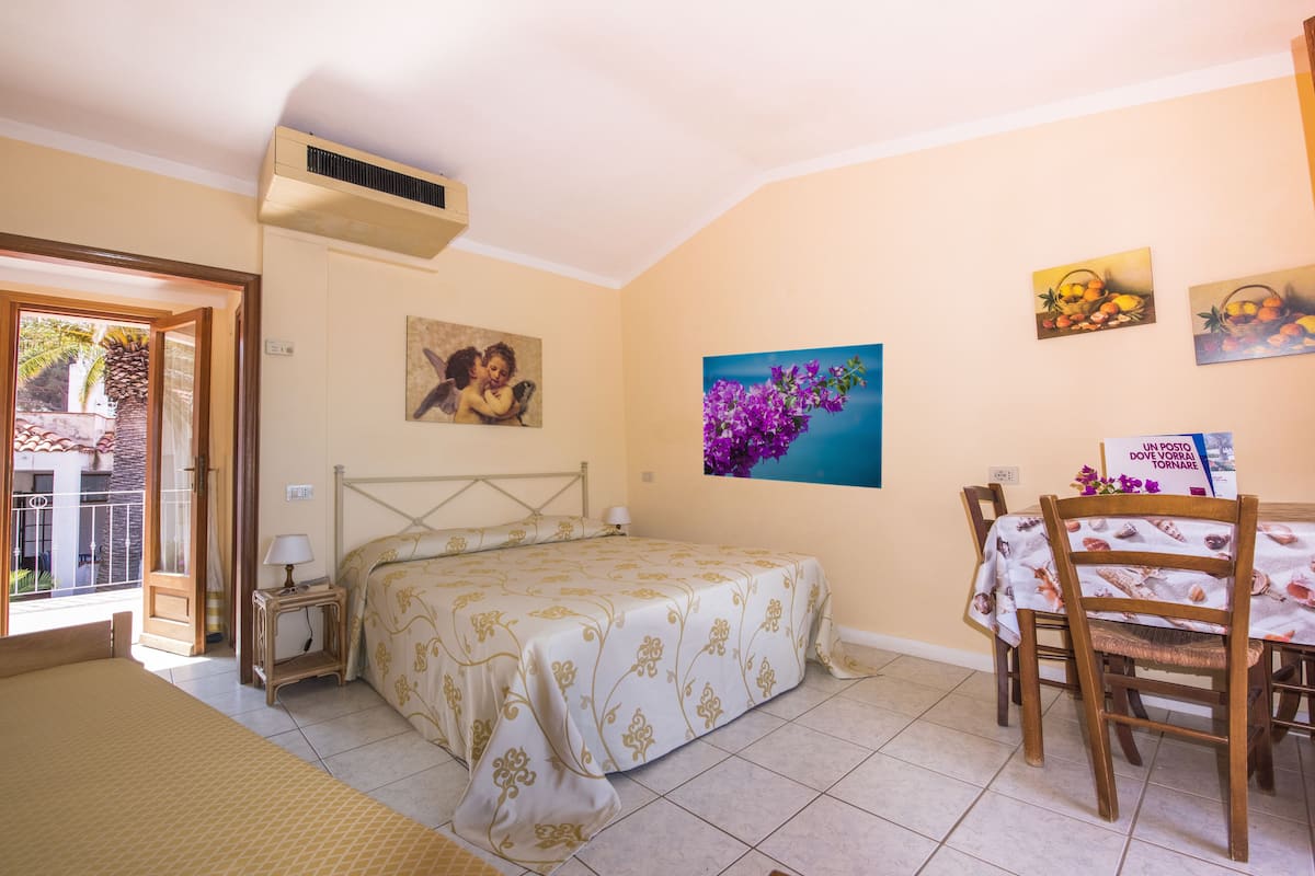 1 chambre, lit parapluie, draps fournis