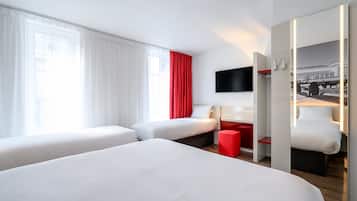 經典四人房 | 獨特裝潢、書桌、筆電工作空間、遮光布/窗簾