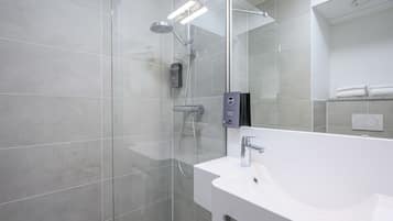 Douche, douche à « effet pluie », articles de toilette gratuits