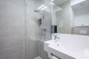 Een douche, een regendouche, gratis toiletartikelen, een haardroger