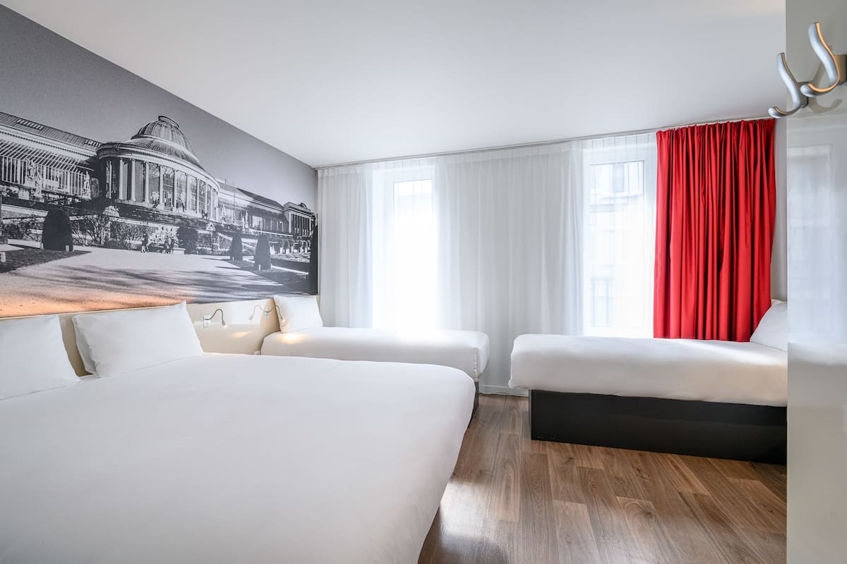 Classic-Vierbettzimmer | Schreibtisch, laptopgeeigneter Arbeitsplatz, Verdunkelungsvorhänge